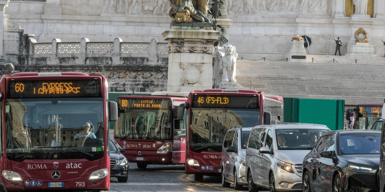 Roma, è record negativo per il traffico: più di sei ore e mezza a settimana in auto