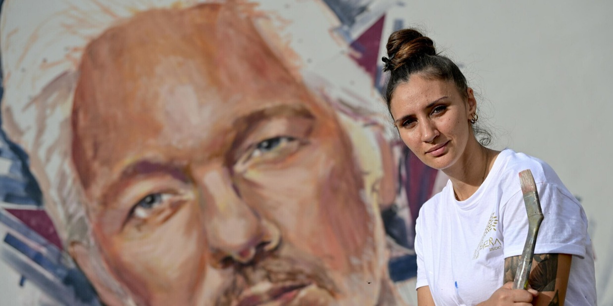 Julian Assange diventa cittadino onorario di Napoli