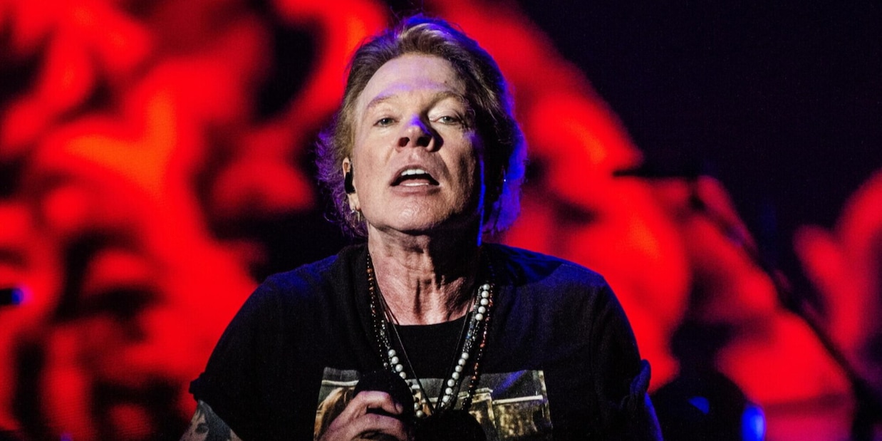 Axl Rose in tribunale per aggressione sessuale a un'ex modella: "Come un uomo delle caverne"