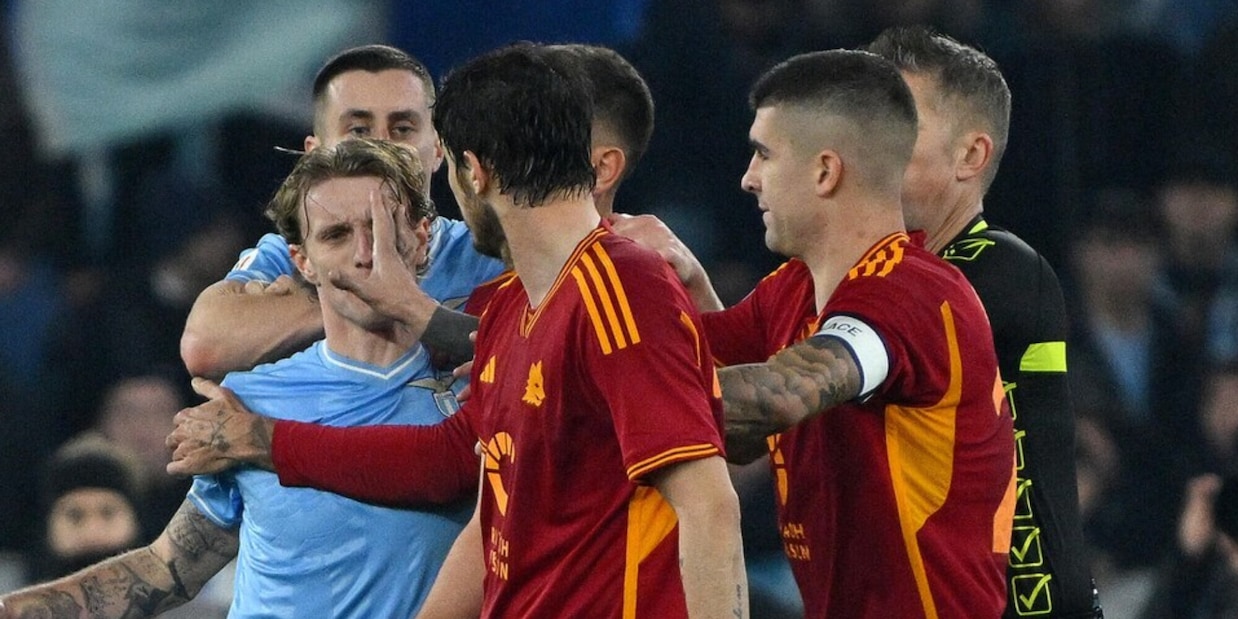 Lazio-Roma, finale di partita incandescente: tre espulsi all'Olimpico!