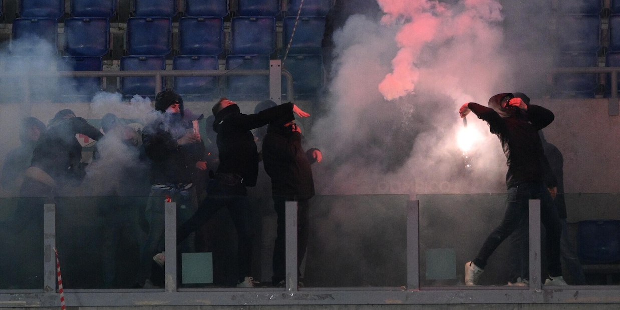 Lazio-Roma, arrestato l'uomo che ha lanciato il petardo in Curva Sud