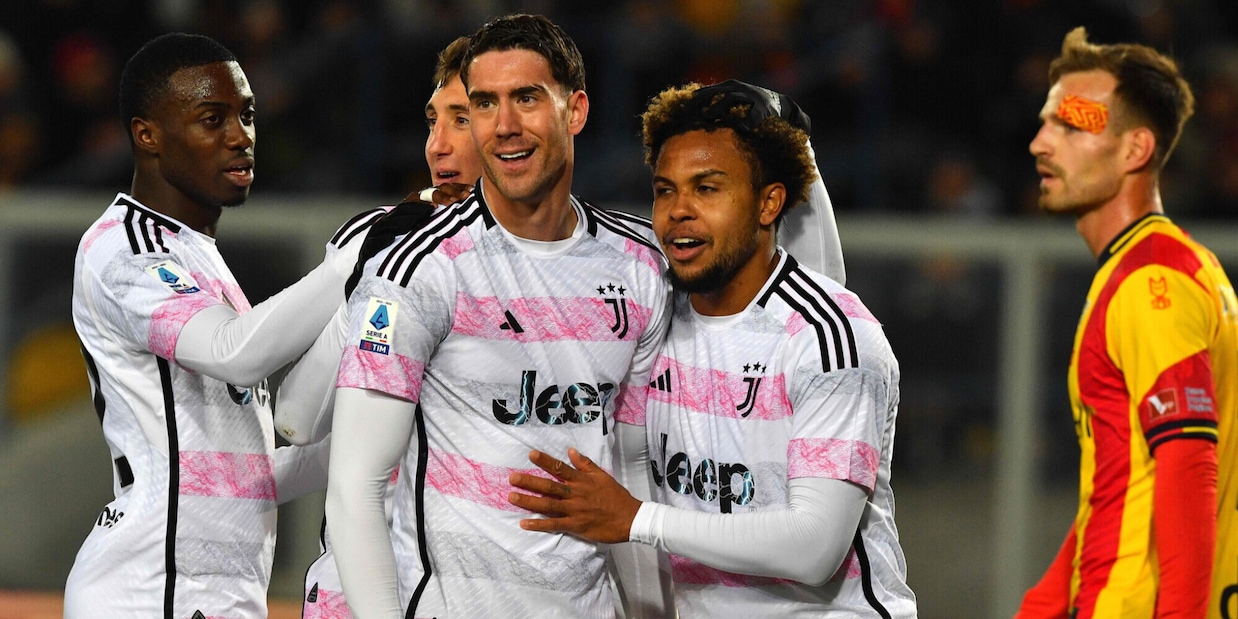 Super Vlahovic, la Juve travolge il Lecce: Allegri primo in classifica Super Vlahovic, la Juve travolge il Lecce: Allegri primo in classifica