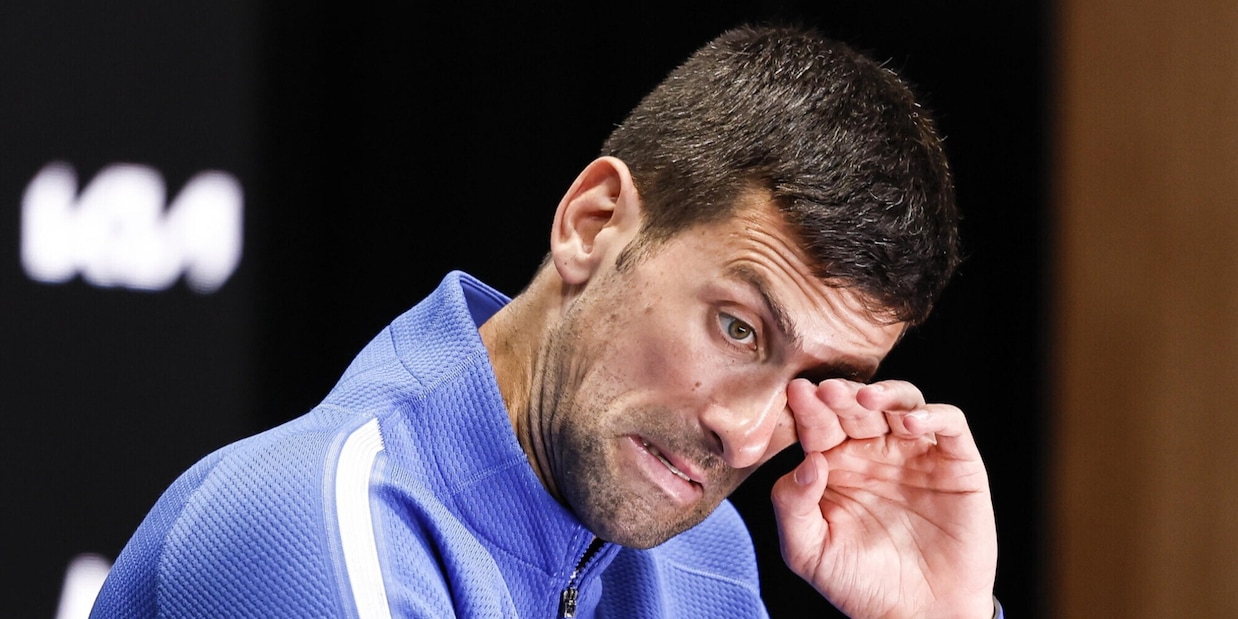 Djokovic in lacrime dopo la sconfitta contro Sinner: la reazione è emozionante