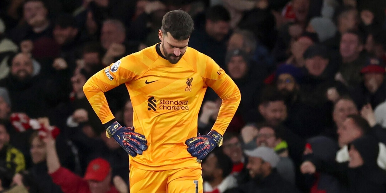 Premier League, Liverpool tradito da Alisson: l'Arsenal vince 3-1 e si porta a -2
