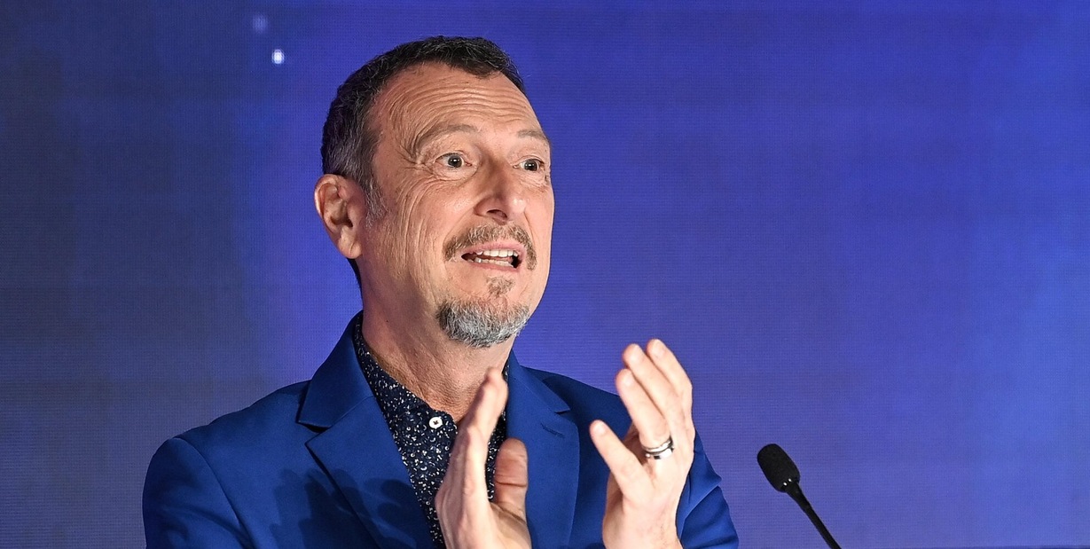 Amadeus e Fiorello show a Sanremo tra trattori, Sinner e baci: rivivi la diretta