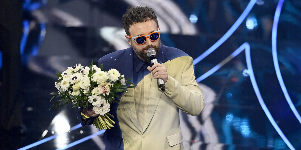 Dargen D'Amico e l'abito per Sanremo 2024: svelato il significato nascosto