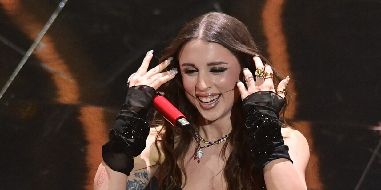 Angelina Mango, incidente a Sanremo: scivola sul palco e cade a terra. La scena è virale