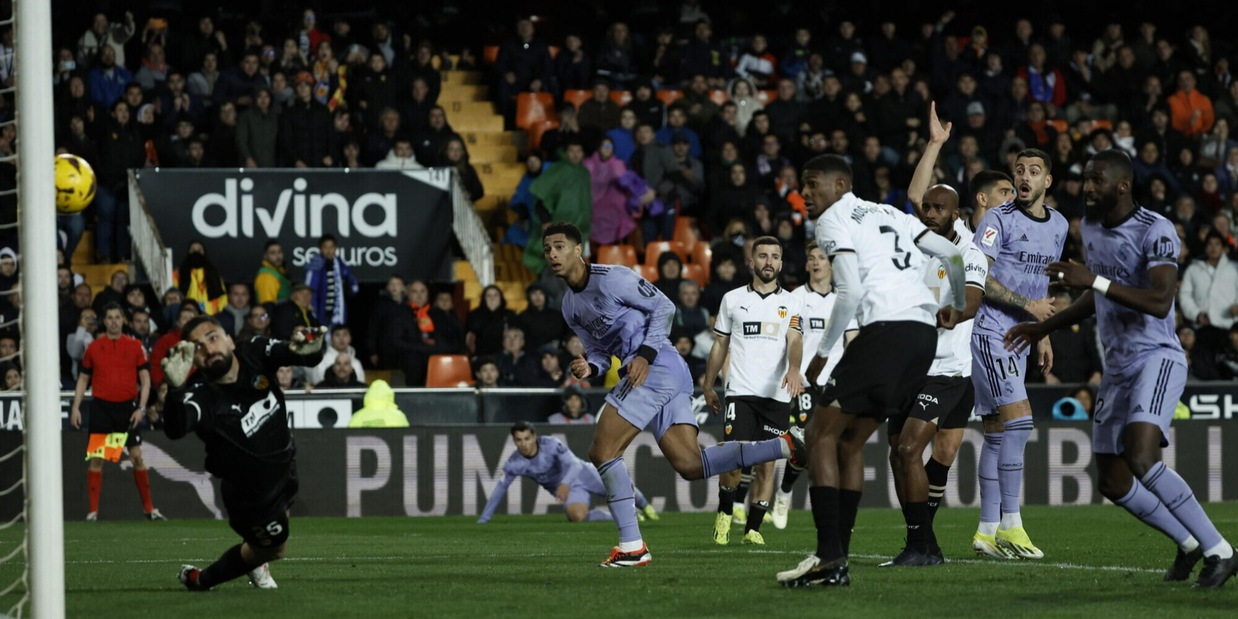 Clamoroso a Valencia, l'arbitro fischia la fine mentre Bellingham segna