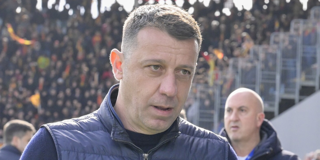 D'Aversa esonerato: il comunicato del Lecce dopo la testata a Henry