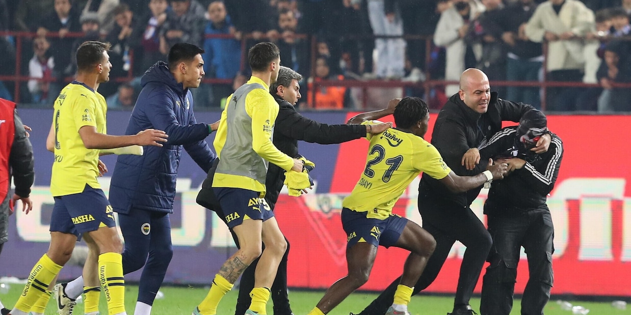Follia in Turchia, invasione degli ultras del Trabzonspor: i giocatori del Fenerbahce li affrontano