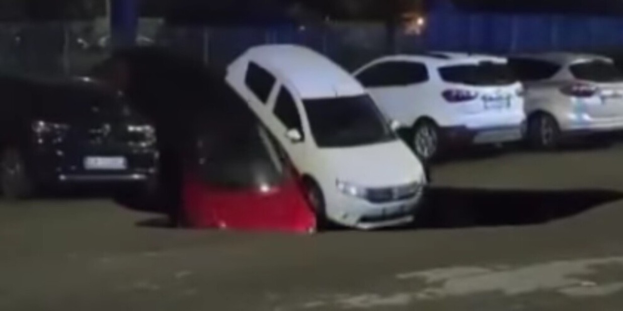 Maxi voragine a Roma, inghiottite alcune automobili