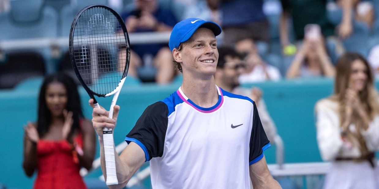 Sinner marziano in campo, e anche fuori