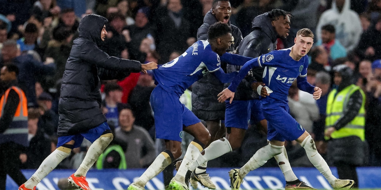 Clamoroso Chelsea: United rimontato al 101'. Il Liverpool vince e vola in testa