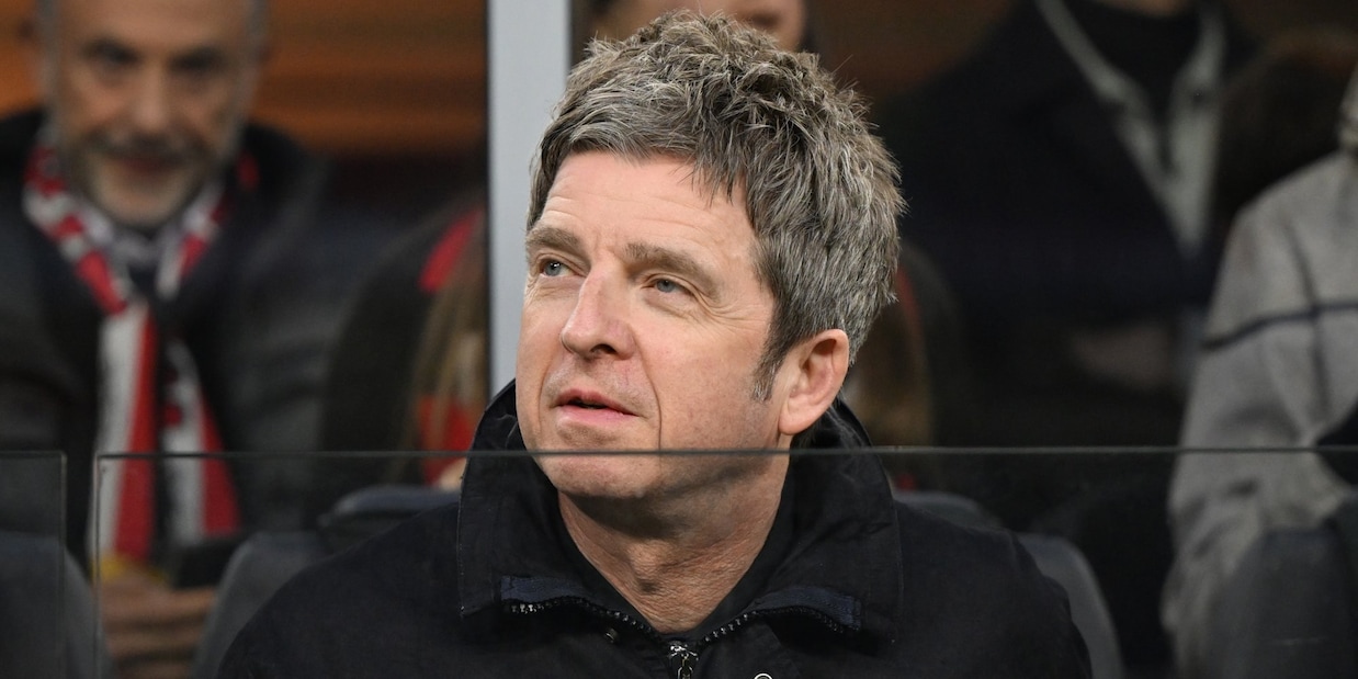 Noel Gallagher a San Siro per Milan-Inter: tifo scatenato per il derby scudetto