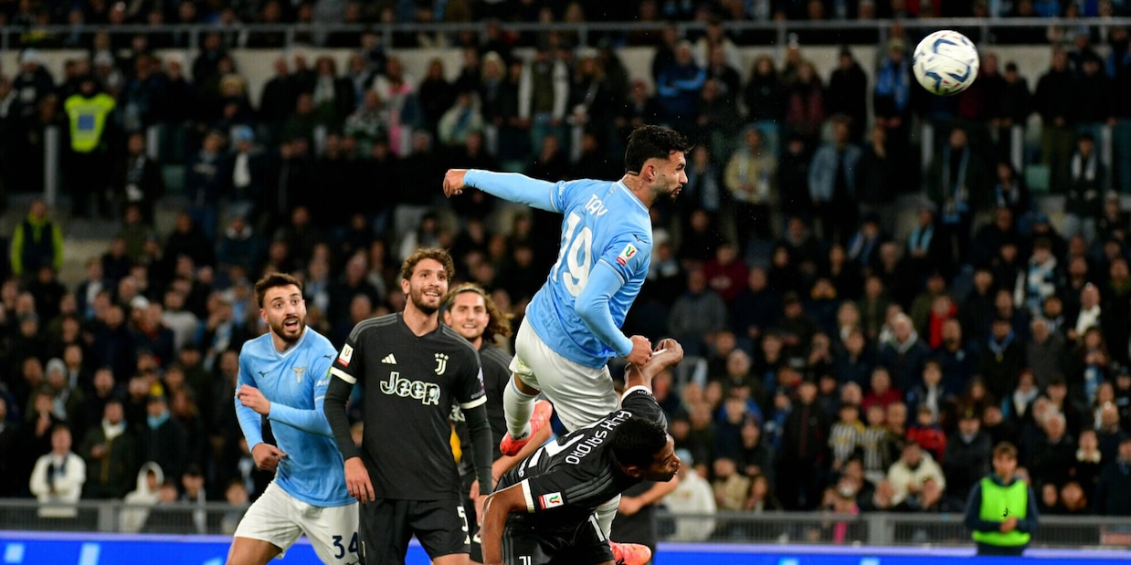 Alex Sandro dorme su Castellanos, social della Juve furiosi: "Preghiamo"