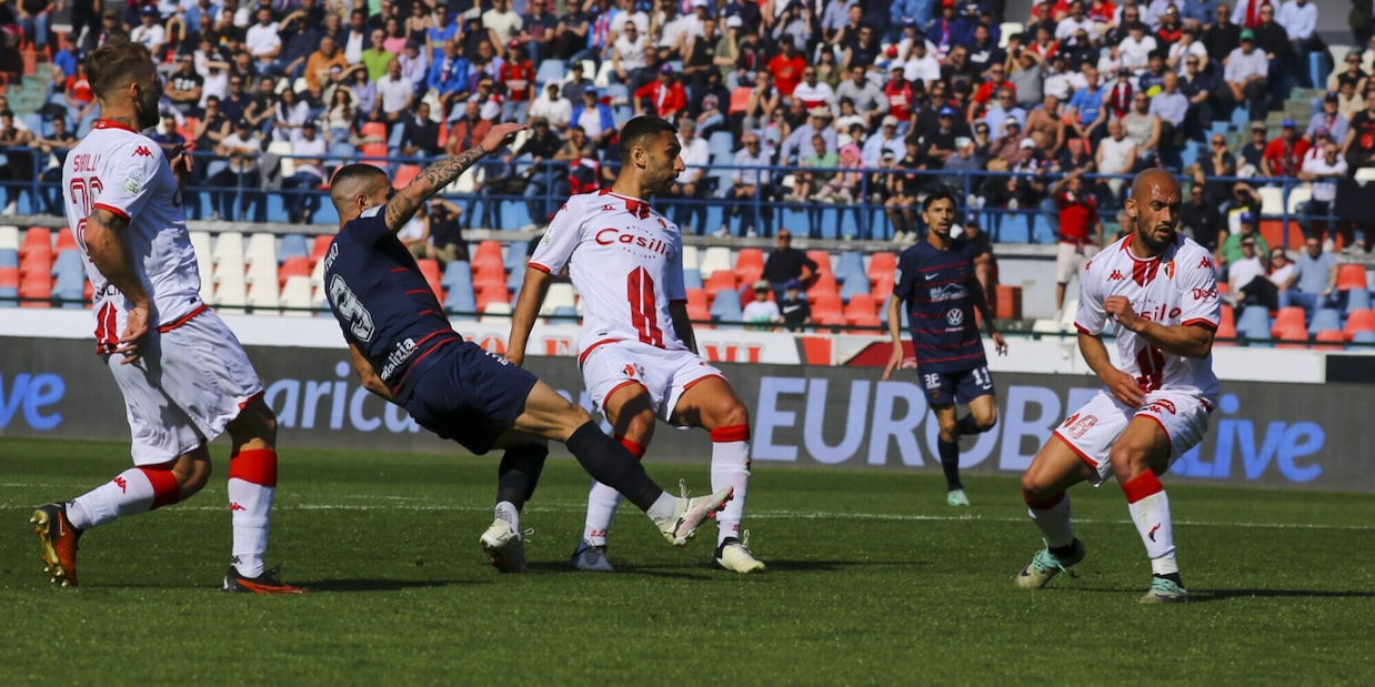 Disastro Bari a Cosenza: biancorossi in zona retrocessione. Cade anche il Palermo
