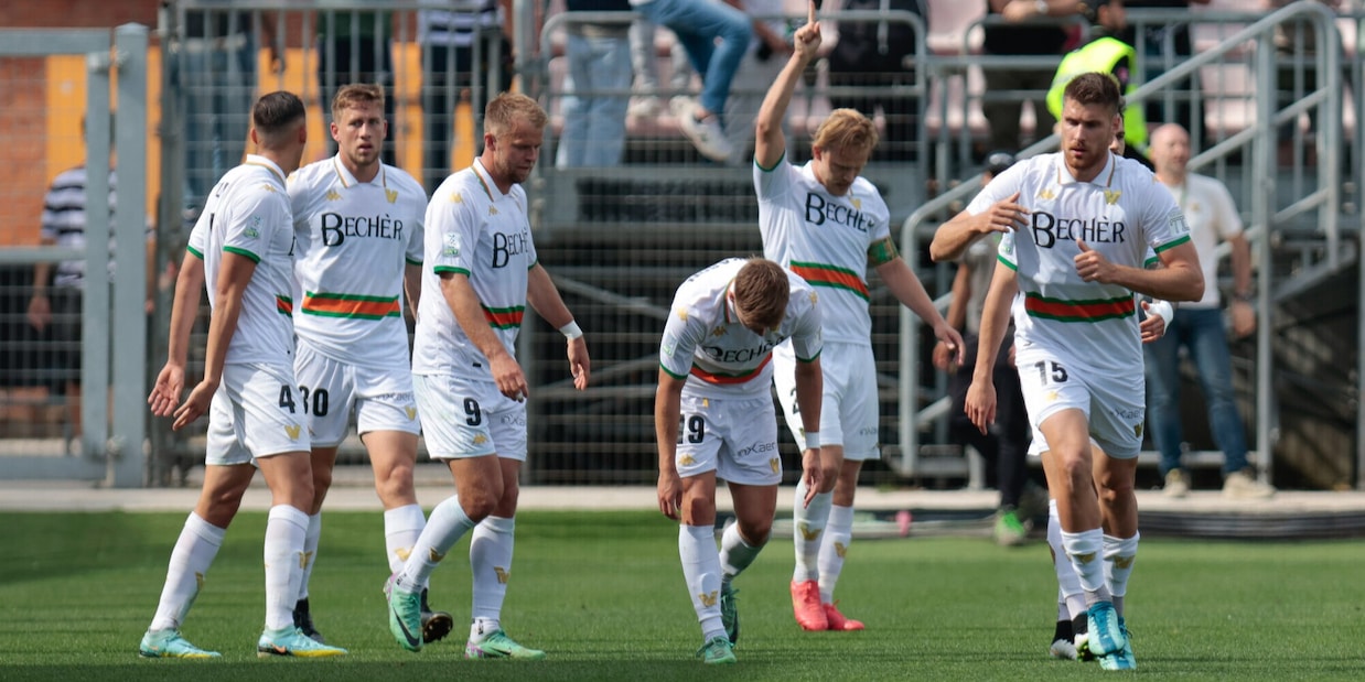 Serie B, festa promozione rinviata per il Como. Pohjanpalo lancia il Venezia