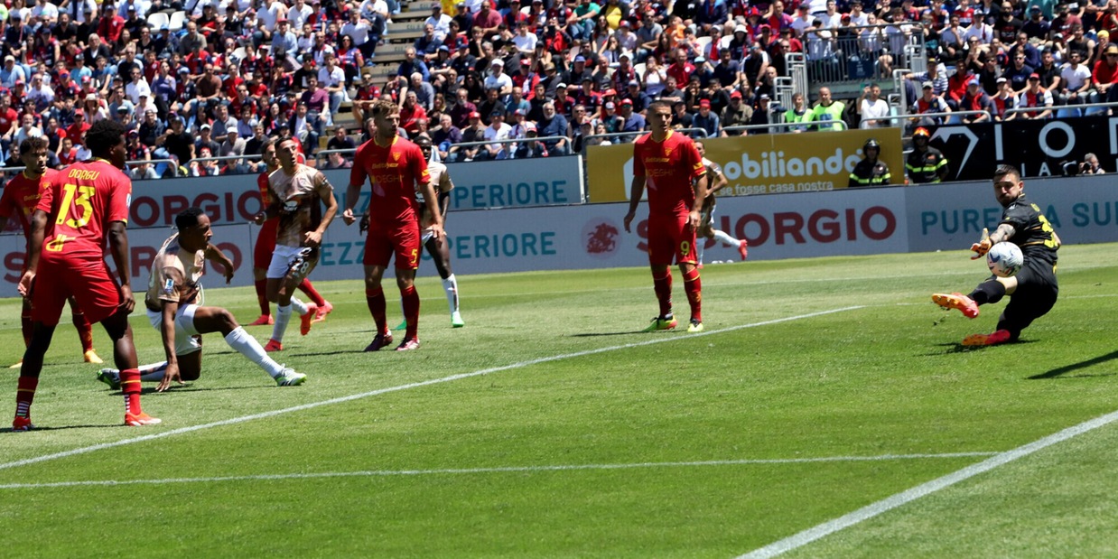 Krstovic risponde a Mina, il Lecce riacciuffa il Cagliari in dieci: 1-1