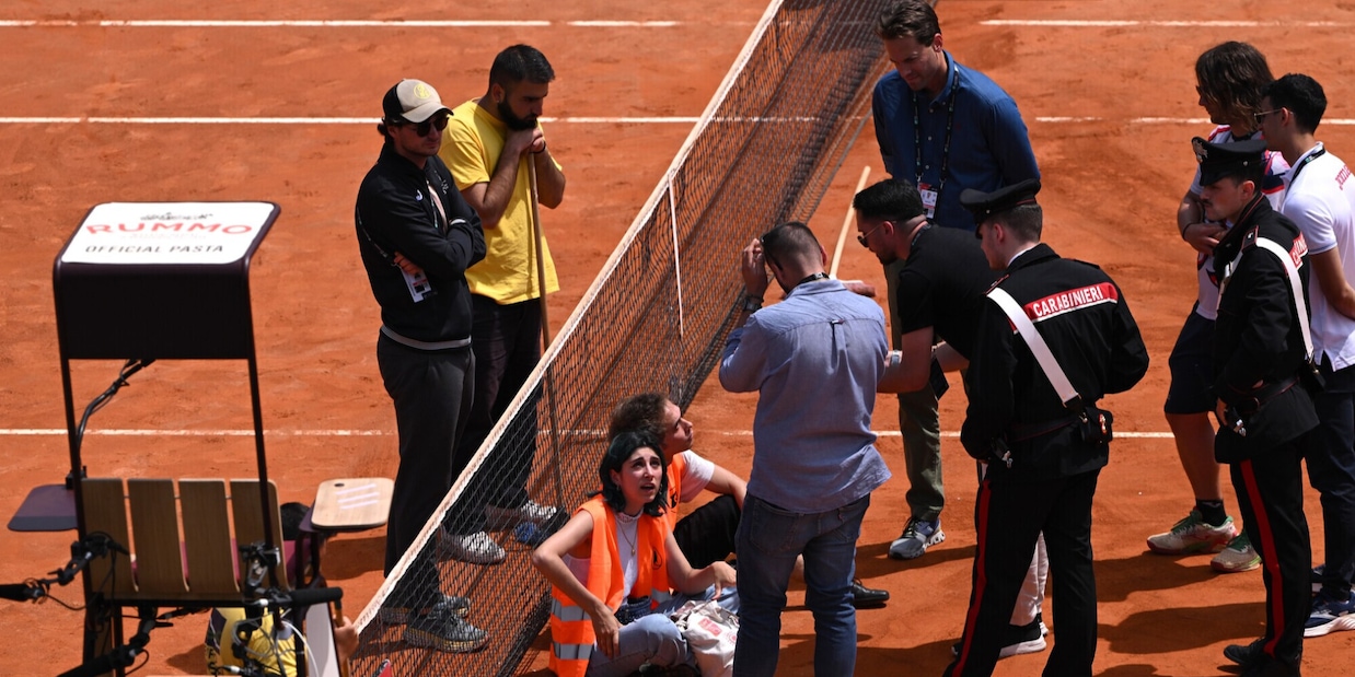 Internazionali, attivisti invadono il Pietrangeli durante la partita Keys-Cirstea
