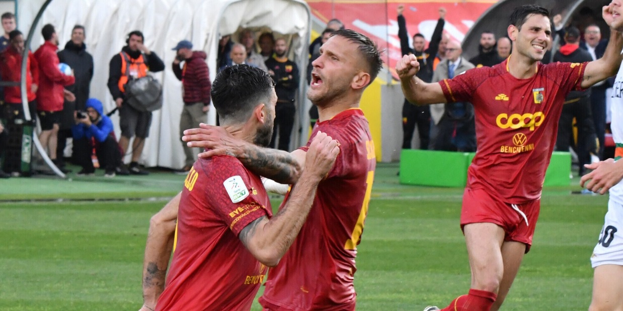 Playoff di Serie B, chi vince tra Catanzaro e Brescia? Le quote dicono...