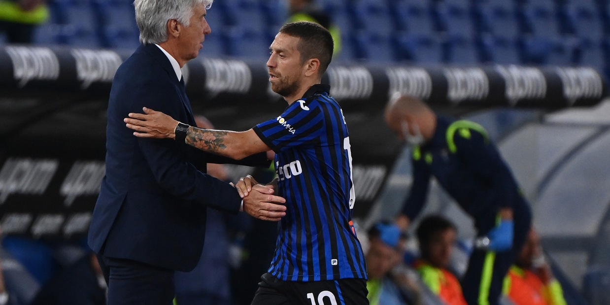 Atalanta, esposto striscione con abbraccio Gomez-Gasperini