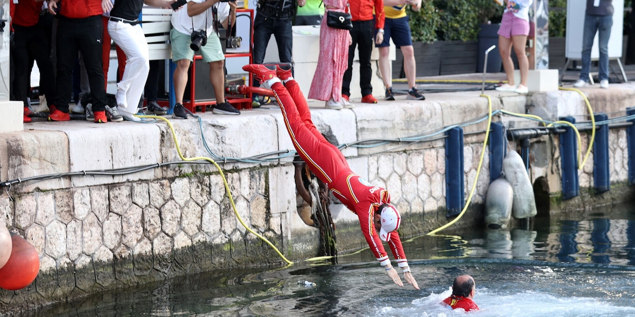 Ferrari, Leclerc pazzesco a Monaco: che tuffo in mare dopo la vittoria!