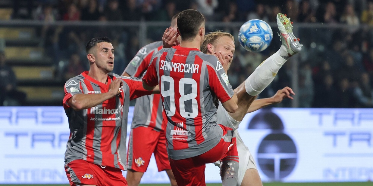 Cremonese-Venezia senza gol: la promozione in A si decide domenica