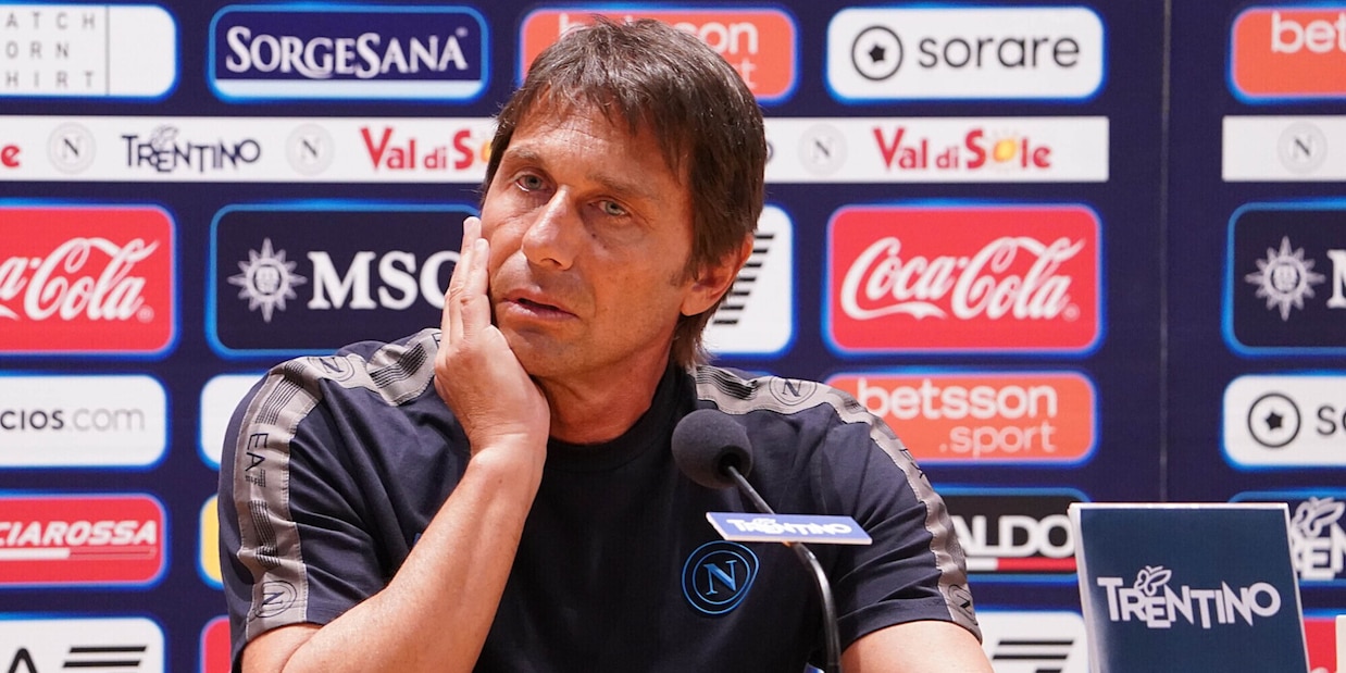 Napoli, la prima conferenza stampa di Conte a Dimaro: rivivi la diretta