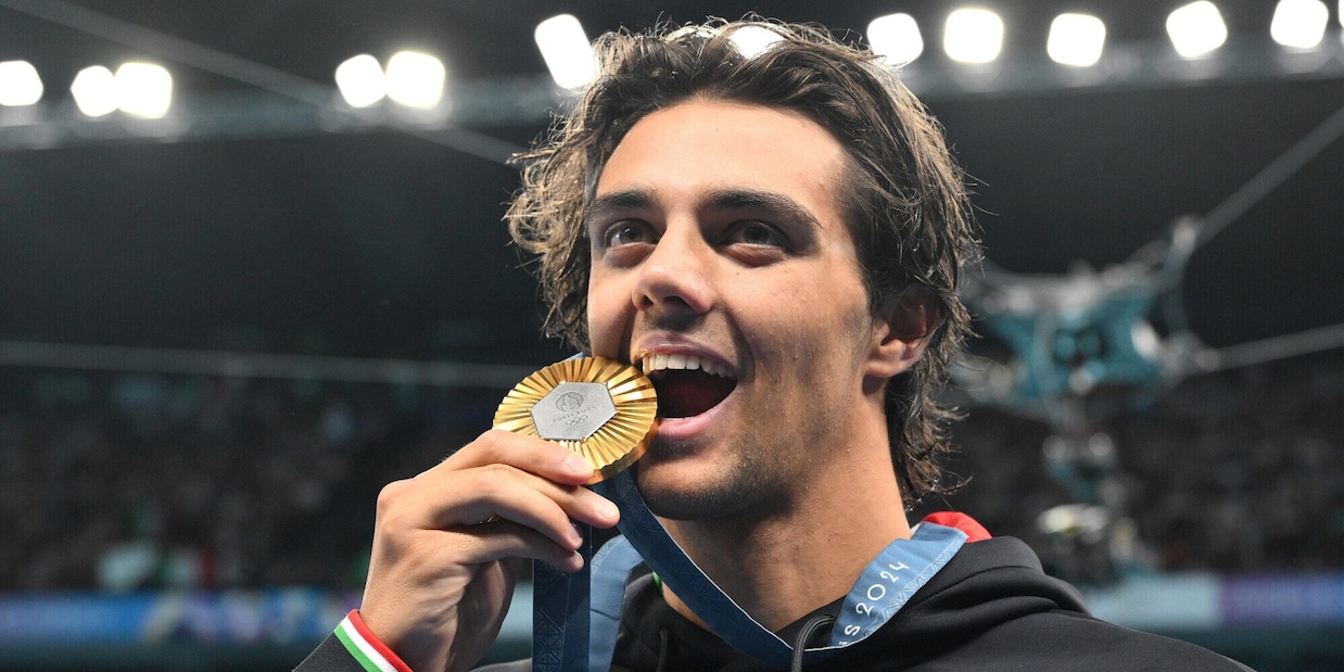 Ceccon mito del nuoto azzurro: oro nei 100 dorso alle Olimpiadi 2024