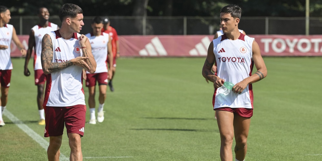 Roma, Dybala si allena forte: ma a Cagliari gioca Soulé. Le scelte di De Rossi