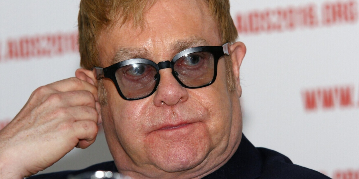 Elton John è parzialmente cieco: "Ho una grave infezione agli occhi"