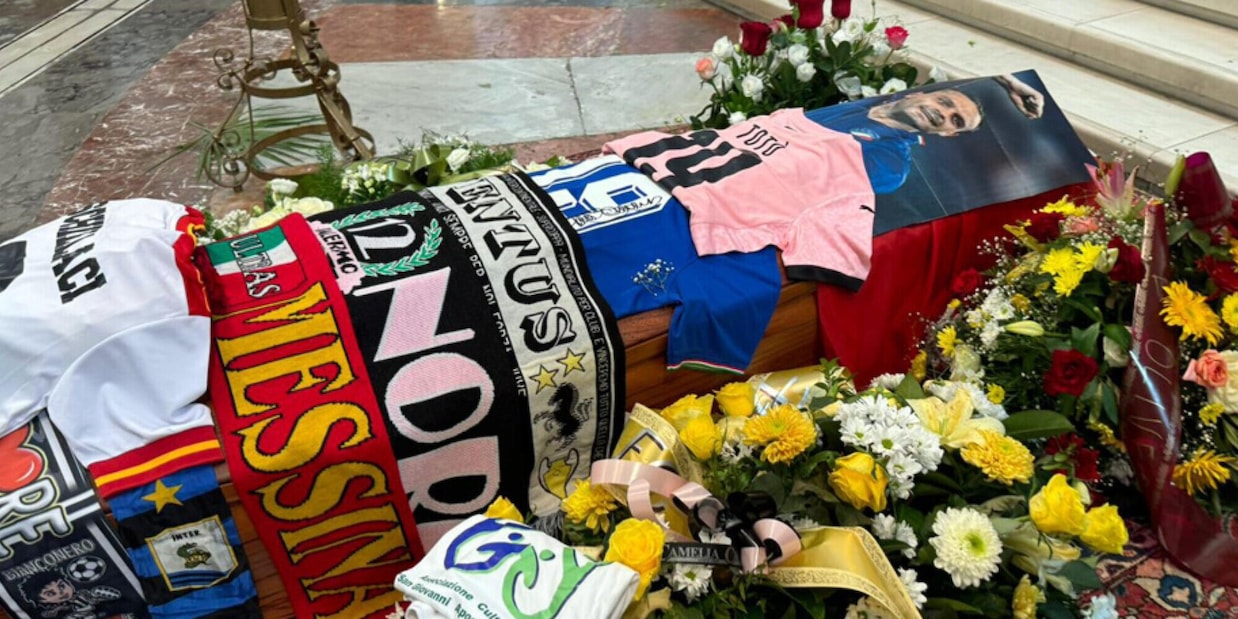 Funerali Schillaci, lacrime e applausi per l'ultimo saluto a Palermo: chi c'era