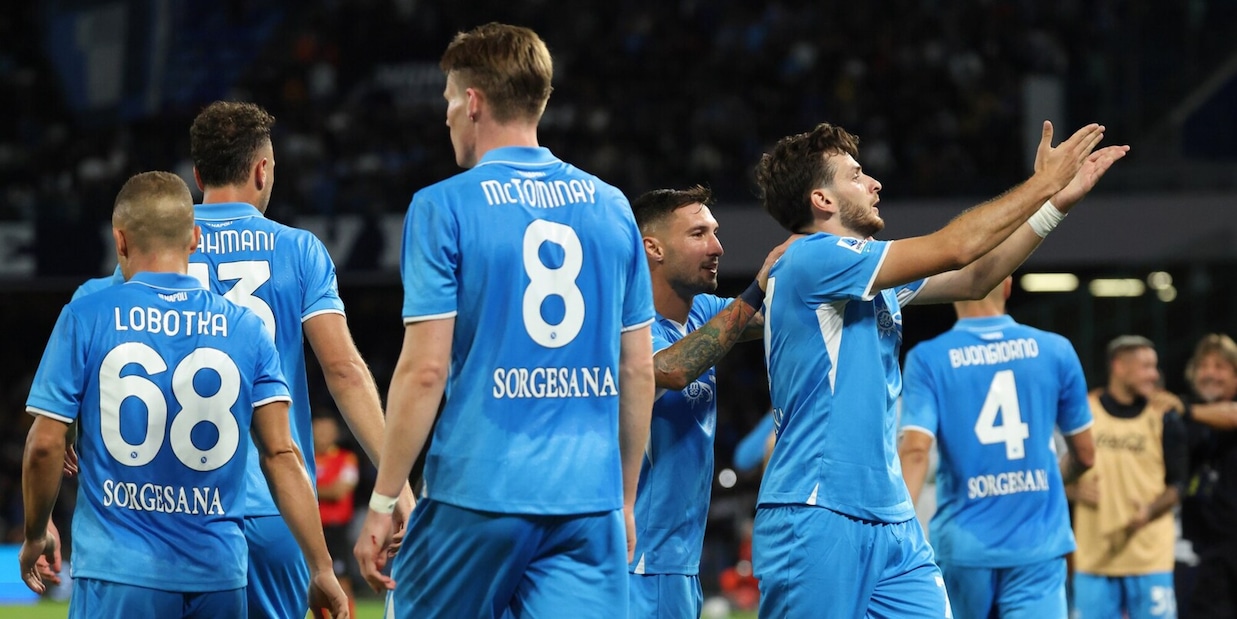 Troppo Napoli per il Monza: Politano e Kvaratskhelia fanno volare Conte in testa