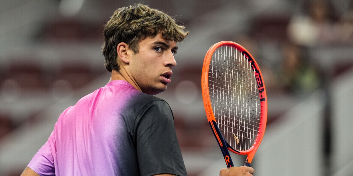 Cobolli perde a Pechino, Medvedev vola in semifinale