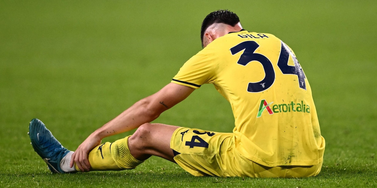 Un autogol di Gila condanna la Lazio in dieci: la Juve aggancia il Napoli in testa