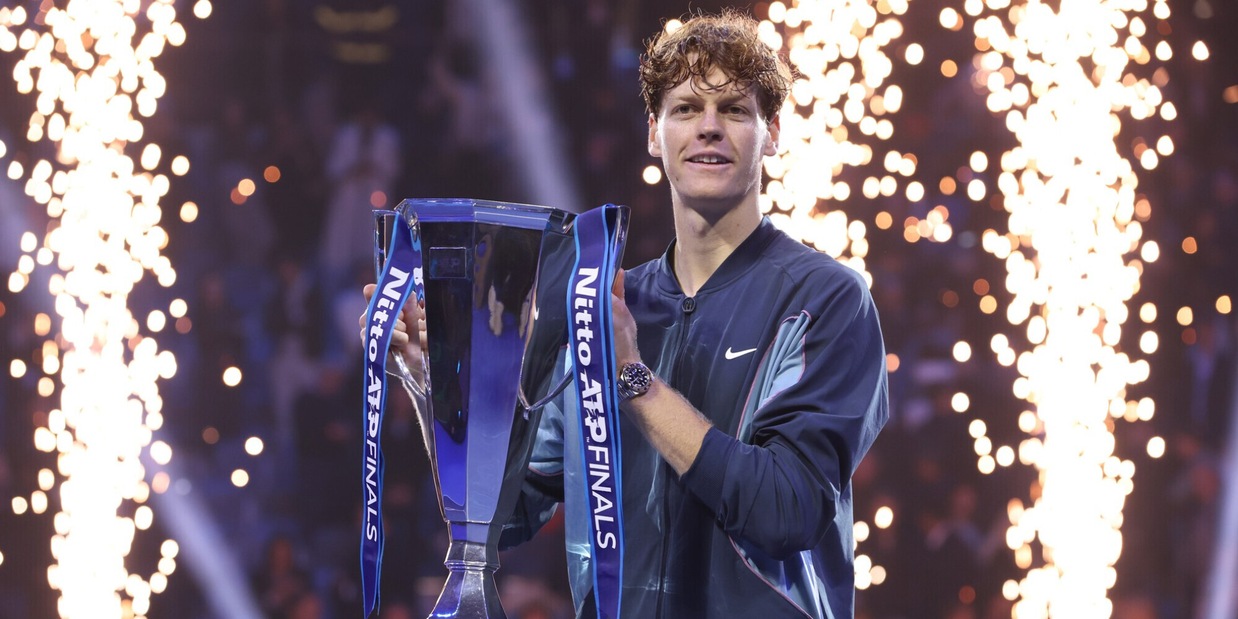 Sinner, conferenza con la coppa delle Atp Finals: applauso in sala stampa e le sue parole