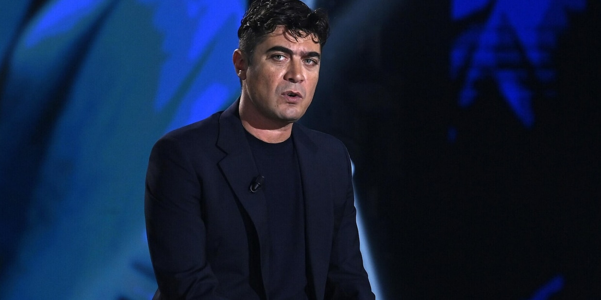 Riccardo Scamarcio e la scena di sesso con Monica Bellucci: "Dopo 7 ore..."