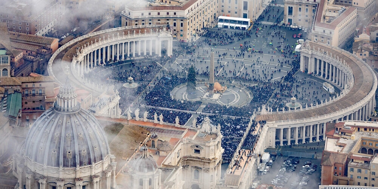 Via le tre bare e tutte le nuove regole: come cambia il funerale del Papa