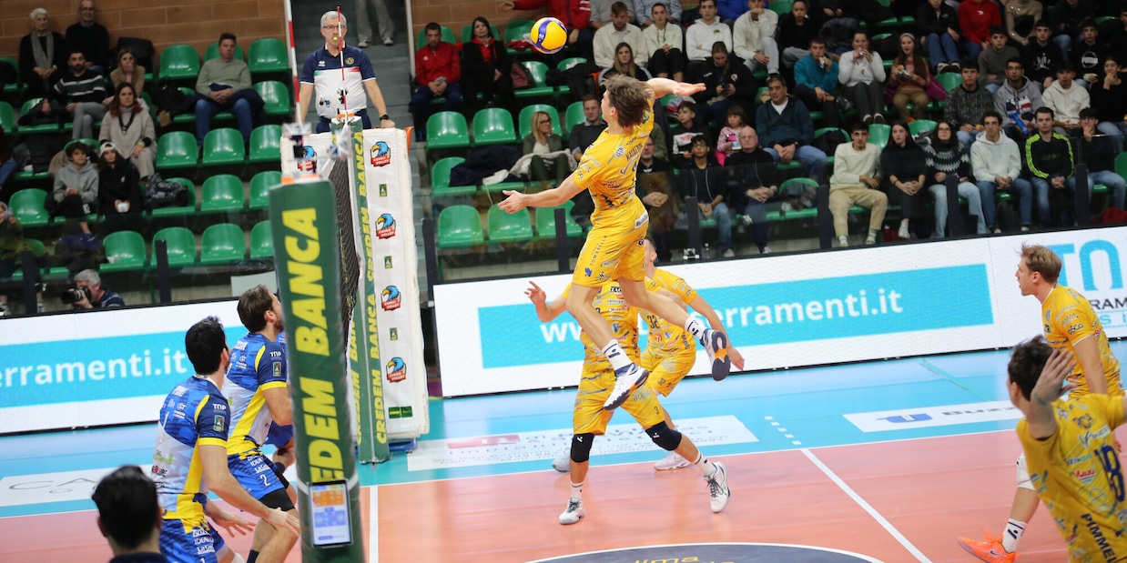 La Tinet vince a Cuneo e si prende la vetta