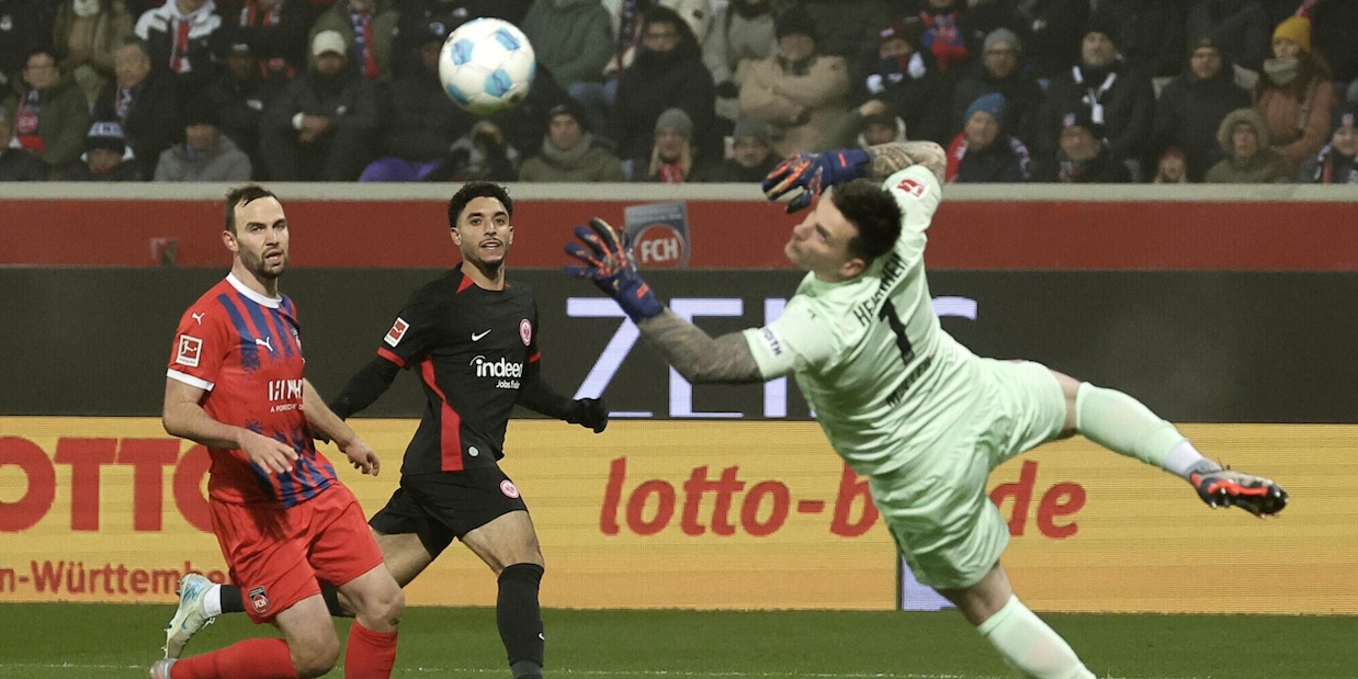 Bundesliga, l'Eintracht Francoforte cala il poker e accorcia sul Bayern