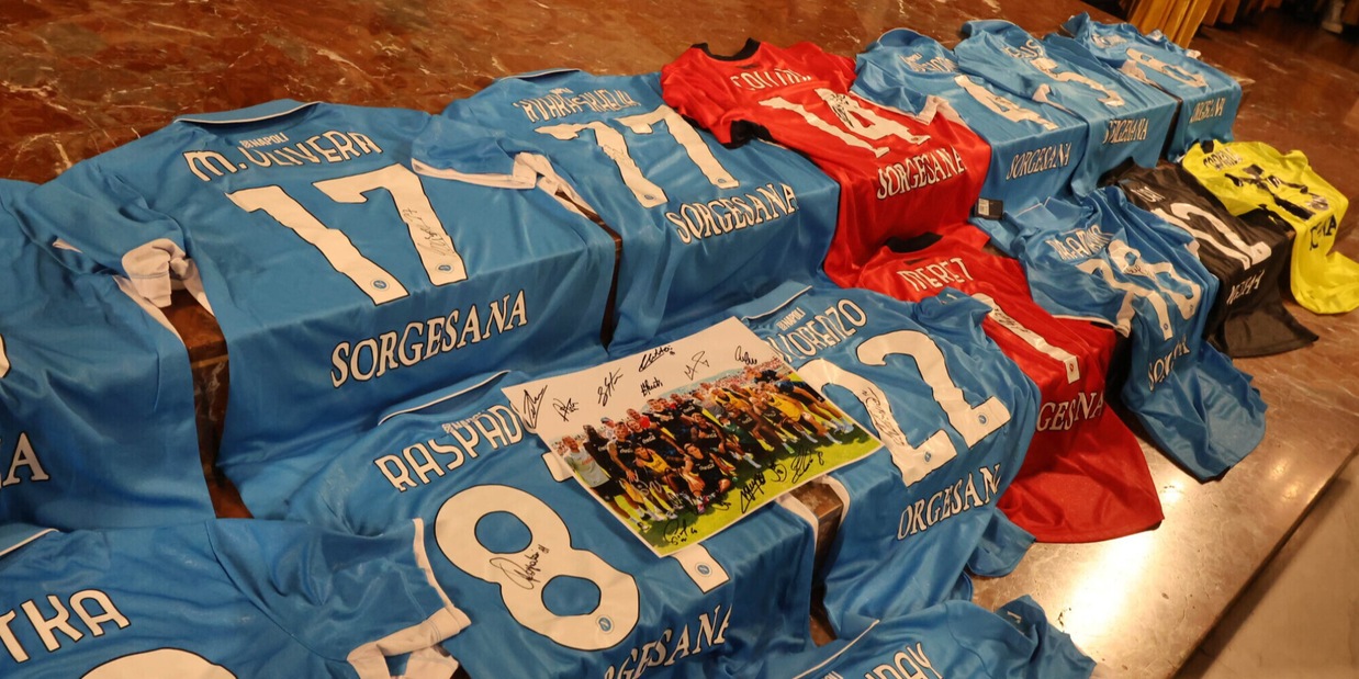 L’omaggio del Napoli per i funerali del piccolo Daniele: tutte le maglie firmate dai giocatori