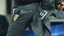 FOTO Per Guardiola ansia da Champions: il pantalone fa crac!