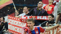 Bayern, Mueller impazzito di gioia: col megafono sotto la curva!