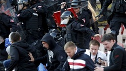 FOTO Partizan-Stella Rossa: incidenti a Belgrado, la polizia carica i tifosi