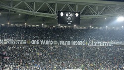 FOTO Juve, striscioni a testa in giù per lo sciopero ultrà