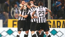 FOTO Juventus, che festa per lo scudetto e Allegri... vola!