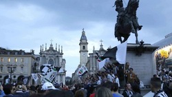 FOTO Scudetto Juventus, i tifosi bianconeri festeggiano a Torino
