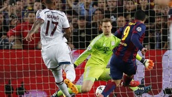 FOTO Tuffi, capriole e spaccate: le acrobazie di Neuer