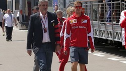 FOTO Mondiale F1: Vettel prova la pista... in bicicletta