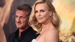 FOTO Charlize in abito bianco "abbaglia" tutti a Los Angeles